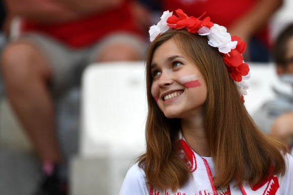 폴란드 여성팬이 30일(현지시간) 프랑스 마르세유 스타드 벨로드롬에서 열린 ‘유로 2016’ 8강전 포르투갈과 폴란드의 경기를 관람하고 있다. AFP 연합뉴스