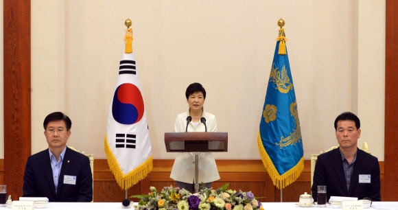 박근혜 대통령은 1일 지자체·현장 우수공직자 격려오찬에서 인사말을 하고있다.  안주영 기자 jya@seoul.co.kr