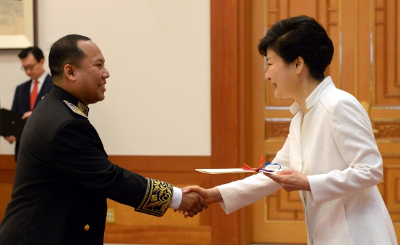 박근혜 대통령은 1일 주한 캄보디아 대사로부터 신임장을 제정받고있다.  안주영 기자 jya@seoul.co.kr
