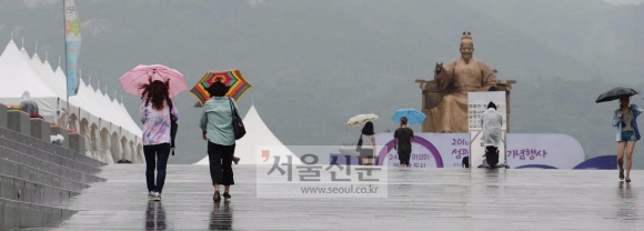 전국이 장마전선의 영향을 받은 1일 서울 종로구 광화문 광장을 지나는 시민들이 내리는 비에 발걸음을 재촉하고 있다. 이언탁 기자utl@seoul.co.kr