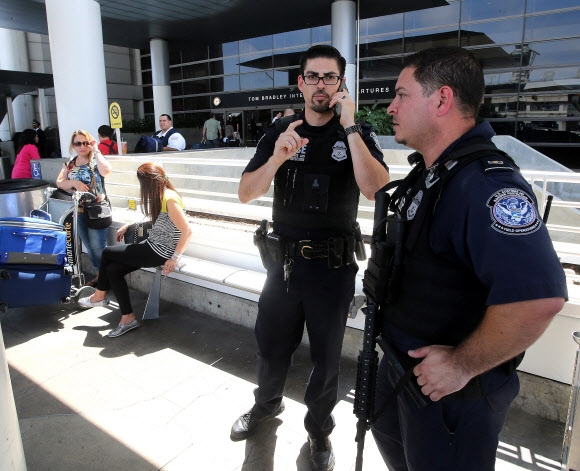 7월 4일 미국의 독립기념일을 앞두고 미국 시민들이 긴 연휴를 맞이한 가운데 1일(현지시간) 로스앤젤레스(LA) 국제공항에서 세관 및 국경을 관리하는 경찰관들이 보안 감시를 강화하고 있다. 사진=EPA연합뉴스