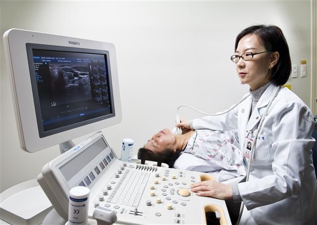 국내 갑상선암 수술 환자가 2012년을 정점으로 줄어드는 추세를 보이고 있다. 사진은 한 여성 환자가 갑상선 초음파 검사를 받고 있는 모습.서울신문 DB