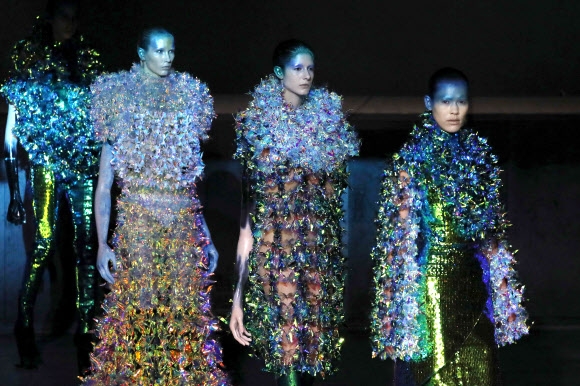 3일(현지시간) 프랑스 파리에서 열린 패션쇼에서 디자이너 유이마 나카자토의 2016-2017 가을/겨울 오트 쿠튀르 컬렉션을 모델이 선보이고 있다. AFP 연합뉴스