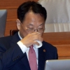 [서울포토] 물 마시는 유일호 경제부총리