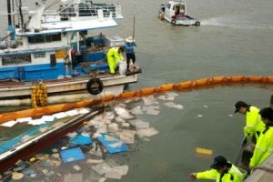 어선 침수로 유출된 기름띠 제거