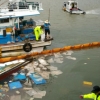 어선 침수로 유출된 기름띠 제거
