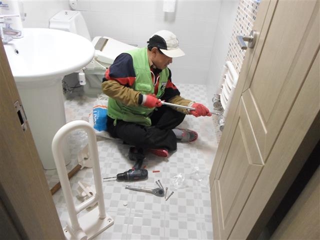 서울 노원구의 한 저소득가구가 사는 주택에서 집수리 공사를 벌이는 모습. 노원구 제공