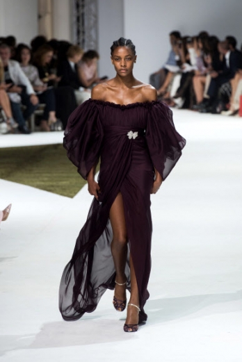 4일(현지시간) 프랑스 파리에서 열린 2016-2017 가을/겨울 오트 쿠튀르(Haute Couture) 패션쇼에서 모델이 지암바티스타 발리의 의상을 선보이고 있다.<br>AP 연합뉴스