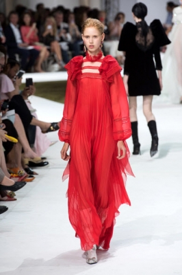 4일(현지시간) 프랑스 파리에서 열린 2016-2017 가을/겨울 오트 쿠튀르(Haute Couture) 패션쇼에서 모델이 지암바티스타 발리의 의상을 선보이고 있다.<br>AP 연합뉴스