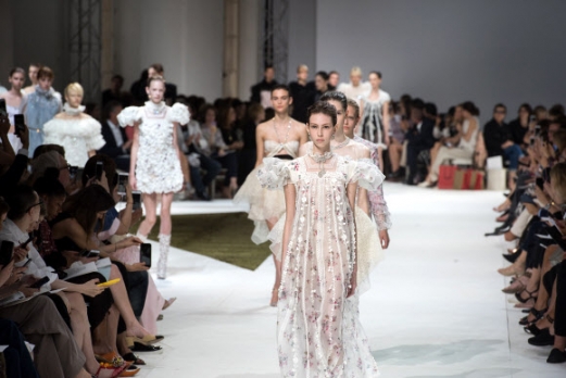 4일(현지시간) 프랑스 파리에서 열린 2016-2017 가을/겨울 오트 쿠튀르(Haute Couture) 패션쇼에서 모델이 지암바티스타 발리의 의상을 선보이고 있다.<br>AP 연합뉴스
