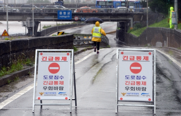 장마전선의 북상으로 전국적으로 국지성 호우가 내린 5일 서울 중랑천 중랑교 앞 동부간선도로가 통제되고 있다.  도준석 기자 pado@seoul.co.kr