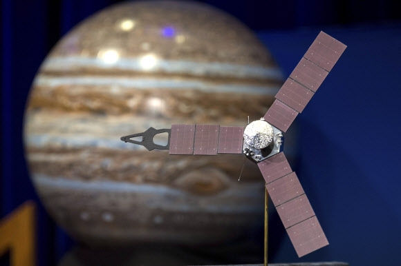 미국 항공우주국(NASA)은 목성 탐사선 ‘주노’(Juno)가 미국 독립기념일인 4일(현지시간) 목성 궤도 진입에 성공했다고 밝혔다. 사진은 미국 캘리포니아주 패서디나의 미 항공우주국(NASA) 제트추진연구소(JPL)에 전시된 목성과 탐사선 ‘주노(Juno)’의 모형. EPA 연합뉴스