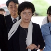 [서울포토] ‘롯데家 맏딸’ 신영자, 부축받으며 영장심사 출석