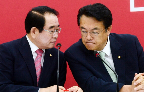 새누리당 정진석(오른쪽) 원내대표와 박명재 사무총장이 6일 국회에서 열린 혁신비대위 회의에서 이야기를 나누고 있다.    이종원 선임기자 jongwon@seoul.co.kr