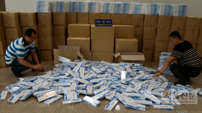 수출한 국산담배를 밀수입한 뒤 유통하려다 부산경찰청 국제범죄수사대에 압수된 에쎄 라이트