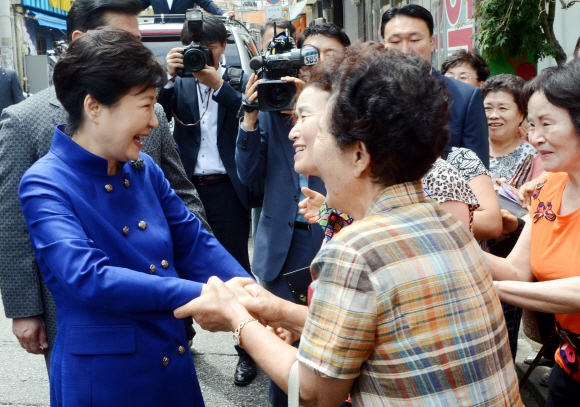 박근혜 대통령이 6일 오전 서울 중랑구 면목3ㆍ8동 주민센터를 방문해 읍ㆍ면ㆍ동 복지허브화현장을 살펴본 후 차량에 오르기 앞서 마을 주민들과 인사를 하고 있다.  안주영 기자 jya@seoul.co.kr