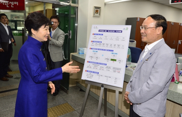 박근혜 대통령이 6일 오전 읍면동 복지허브화 현장인 서울 중랑구 면목3·8동 주민센터를 방문해 최원태 면목3·8동장으로부터 복지허브화 추진현황에 대해 설명을 청취 하고 있다.  안주영 기자 jya@seoul.co.kr