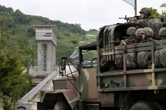 북한 황강댐이 방류한 6일 경기도 연천군 군남홍수조절지에서 육군 장병이 댐 주변을 돌며 경계근무를 하고 있다.