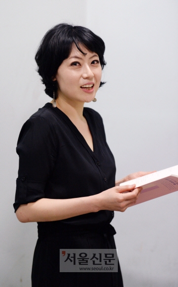 김민정 시인의 새 시집은 서점에 깔린 지 사흘 만에 증쇄를 찍을 정도로 호응을 얻고 있다. 하지만 시인은 스스로에게 냉정하다. 그는 “나에 대한 기대치가 내 손이 닿지 않는 데 있는 것 같아 나를 혼쭐내며 여기까지 왔다”고 했다. 이언탁 기자 utl@seoul.co.kr