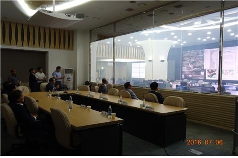 서울시의회 도시안전건설위원회 소속의원들이 6일 서울시재난대책본부를 방문, 피해 상황을 보고받고 있다.