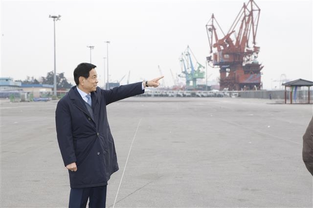 김홍섭 구청장이 지난 4월 개방된 인천항 내항 8부두를 둘러보며 개방이 미흡한 부분을 지적하고 있다.