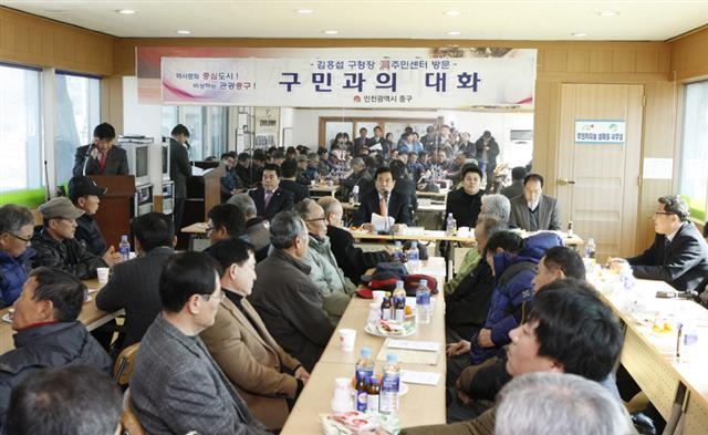 김 구청장이 개발이 지지부진해 민원이 끊이지 않는 무의도를 찾아 주민들과 대화하고 있다.