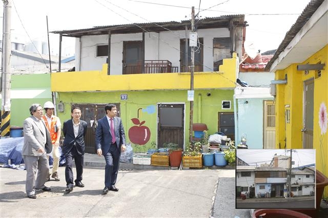 김 구청장이 북성동 저층 주거지 경관 개선사업 현장을 찾아 사업 진행 상황을 점검하고 있다. 작은 사진은 사업 전 모습.