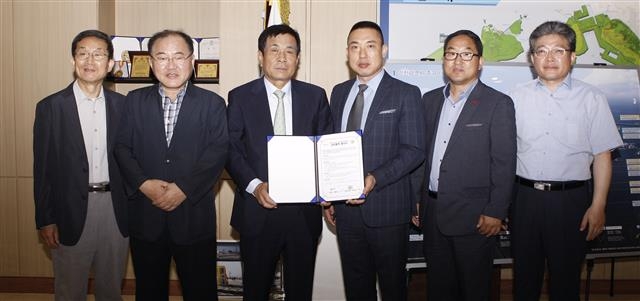 김 구청장이 강서유통단지사업협동조합과 항동에 한중무역유통단지 설립을 위한 협약서를 체결하고 있다.