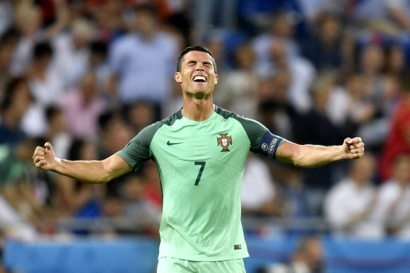 호날두의 포효···포르투갈, 12년 만에 유로 대회 결승 진출