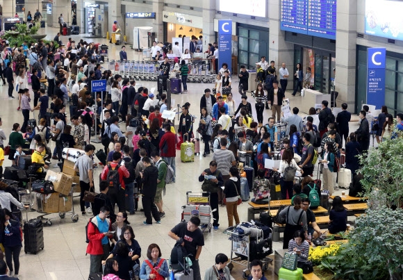 지난해 중국 최대 명절인 국경절(10월 1일∼7일)을 맞아 한국을 방문한 중국인관광객들이 인천국제공항에 도착하고 있는 모습. 연합뉴스 자료사진