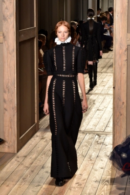 모델이 6일(현지시간) 2016-2017 발렌티노 가을-겨울 오트쿠튀르 패션 콜렉션(Valentino’s fall-winter 2016-2017 Haute Couture fashion collection)의 작품을 선보이고 있다.AP 연합뉴스