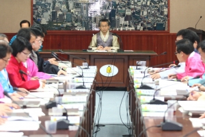 종로에서 한복 입으면 밥값 10% 깎아줘요