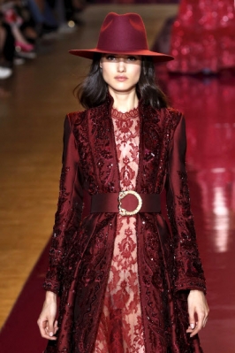 모델이 6일(현지시간) 2016-2017 가을-겨울 오트쿠튀르 콜렉션 패션쇼에서 주하이르 무라드 작품을 선보이고 있다. AFP 연합뉴스