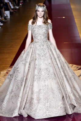 모델이 6일(현지시간) 2016-2017 가을-겨울 오트쿠튀르 콜렉션 패션쇼에서 주하이르 무라드 작품을 선보이고 있다. AFP 연합뉴스