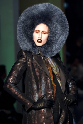 모델이 6일(현지시간) 파리에서 열린 2016-2017 가을-겨울 오트쿠튀르 콜렉션 패션쇼에서 장 폴 고티에 작품을 선보이고 있다. AFP 연합뉴스