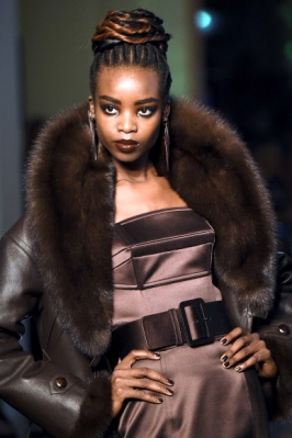 모델이 6일(현지시간) 파리에서 열린 2016-2017 가을-겨울 오트쿠튀르 콜렉션 패션쇼에서 장 폴 고티에 작품을 선보이고 있다. AFP 연합뉴스