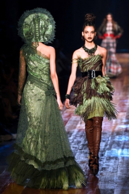 모델이 6일(현지시간) 파리에서 열린 2016-2017 가을-겨울 오트쿠튀르 콜렉션 패션쇼에서 장 폴 고티에 작품을 선보이고 있다. AFP 연합뉴스