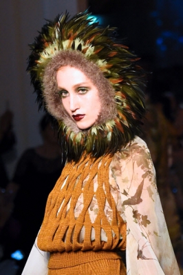 모델이 6일(현지시간) 파리에서 열린 2016-2017 가을-겨울 오트쿠튀르 콜렉션 패션쇼에서 장 폴 고티에 작품을 선보이고 있다. AFP 연합뉴스
