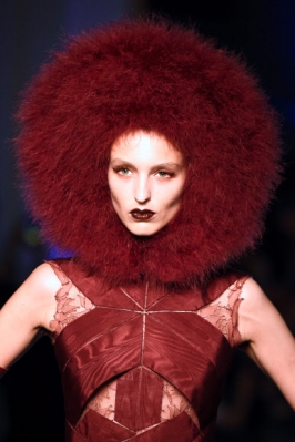 모델이 6일(현지시간) 파리에서 열린 2016-2017 가을-겨울 오트쿠튀르 콜렉션 패션쇼에서 장 폴 고티에 작품을 선보이고 있다. AFP 연합뉴스