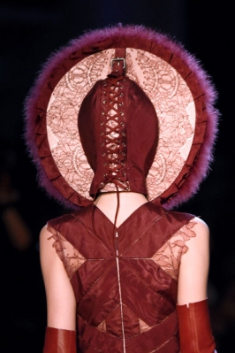 모델이 6일(현지시간) 파리에서 열린 2016-2017 가을-겨울 오트쿠튀르 콜렉션 패션쇼에서 장 폴 고티에 작품을 선보이고 있다. AFP 연합뉴스