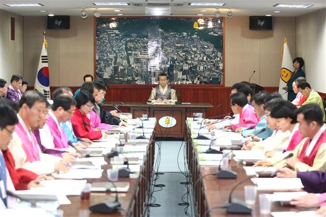 김영종 종로구청장이 한복을 입고 직원회의를 열고 있다. 종로구 제공
