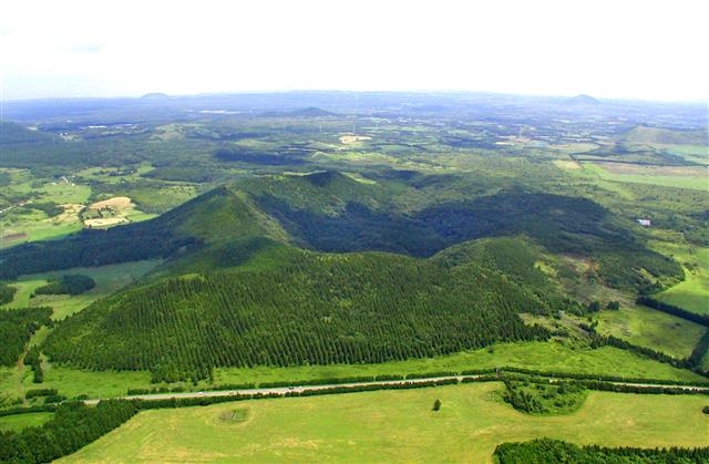 기생화산 중의 하나인 거문오름.