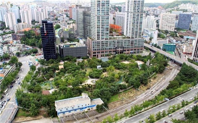 내년 말까지 조성될 서소문 역사문화공원 일대 전경. 경의선 철길(아래쪽)과 주변 도로에 가로막혀 섬처럼 고립돼 있다. 중구 제공