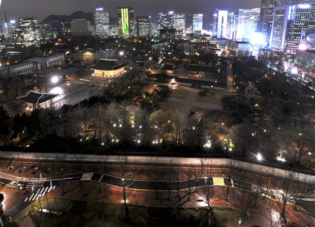 서울시청 서소문 별관 전망대에서 바라본 덕수궁과 정동 일대 야경.  중구 제공