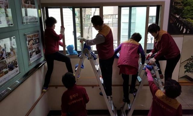 어르신행복주식회사 직원들이 7일 서울 동작구청의 창문 등을 청소하고 있다. 동작구 제공