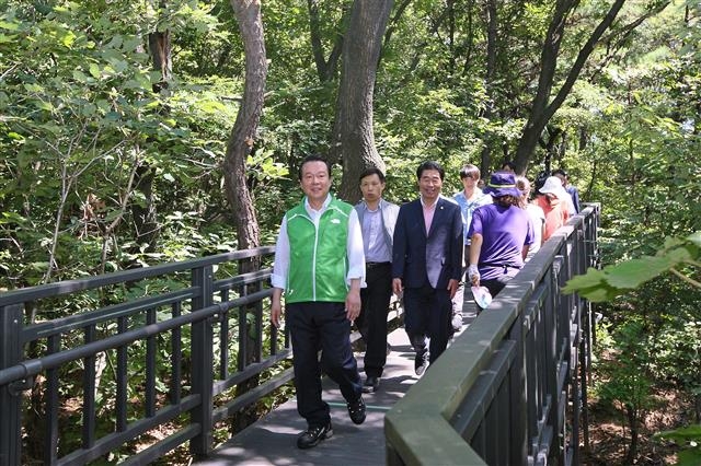 노현송(왼쪽) 서울 강서구청장이 7일 개화산 자락길을 구청 관계자들과 함께 걷고 있다. 강서구 제공 