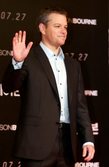 손인사하는 맷 데이먼