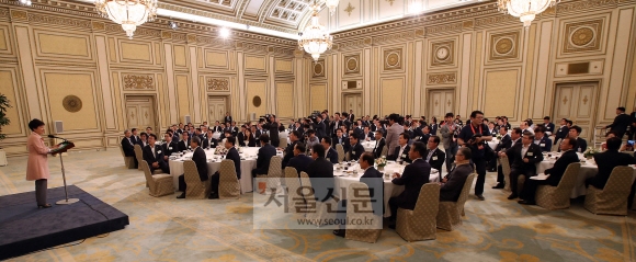 8일 박근혜대통령이 청와대 영빈관에서 열린 새누리당 지도부 및 국회의원 오찬에서 인사말을 하고 있다.  안주영 기자 jya@seoul.co.kr