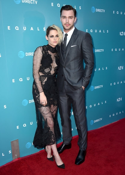 7일(현지시간) 미국 아크라이트 할리우드(Arclight Hollywood)에서 열린 영화 ‘이퀄스(Equals)’ 로스앤젤레스 프리미어 행사에 참석한 배우 크리스틴 스튜어트(왼쪽)과 니콜라스 홀트가 포즈를 취하고 있다. AP 연합뉴스