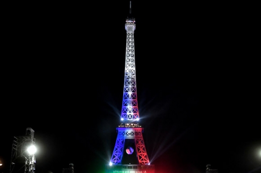 [포토] 프랑스 국기로 불 밝힌 에펠탑